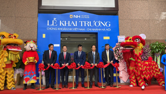 12일(현지시간) 베트남 하노이에서 진행된 개점식에서 김홍욱(왼쪽 두번째) NH투자증권 Global사업본부 대표 등 관계자들이 기념촬영을 하고 있다. <NH투자증권 제공>